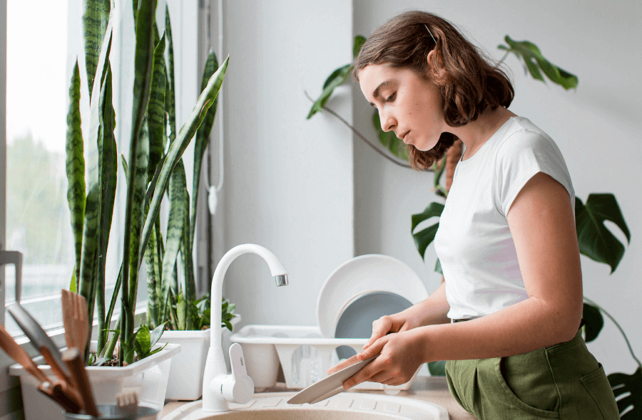 apa este una dintre cauzele fragilizarii unghiilor