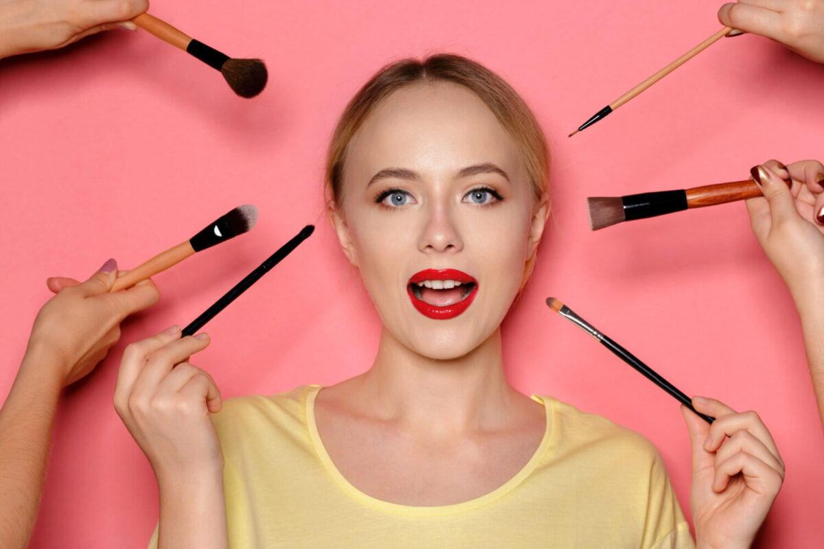 Cum sa cureti corect pensulele de machiaj pentru un ten sanatos si un machiaj impecabil 1 curatarea pensulelor de machiaj